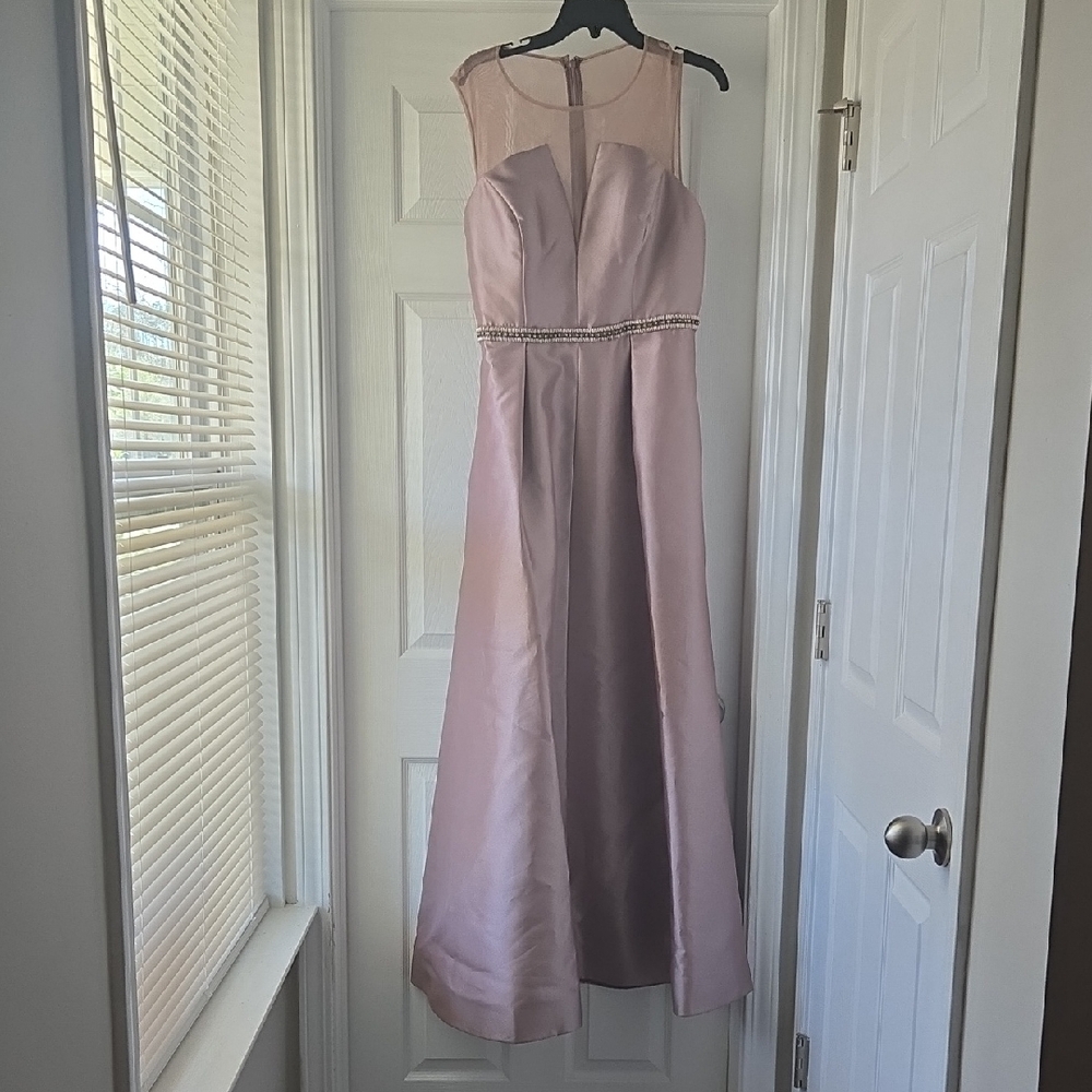 Elegant Sleeveless Pink Evening Dress with Beaded Waist